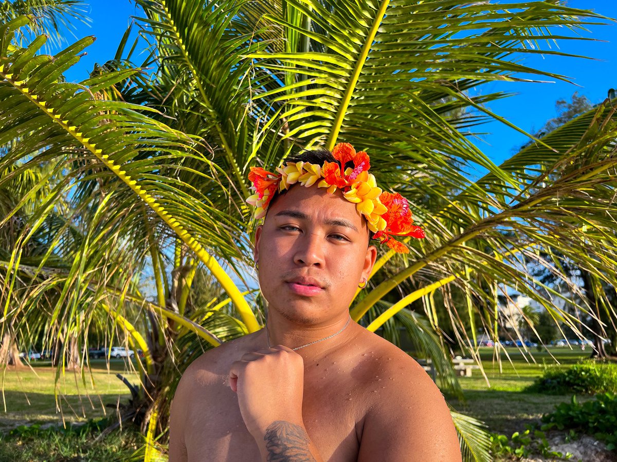 jefrsnjuice's tweet photo. Was given this crown and I just had to take pics with it 🌅🌺🌴 https://t.co/mlpfkZIscU