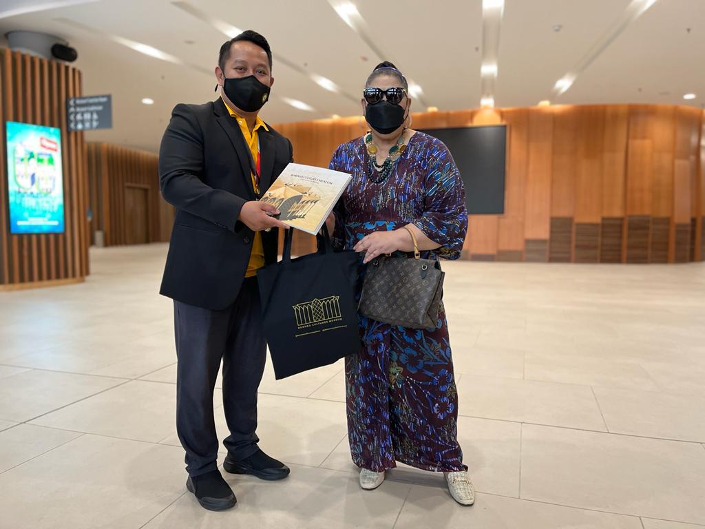 BalaiSeniNegara's tweet photo. Courtesy Visit from the Chairperson of the National Visual Arts Development Board, YBhg.  Dato’ Indera Dayang Fatimah Tom Abang Saufi to Borneo Cultures Museum Sarawak on Wednesday, March 30, 2022.

 #balaiseninegara
 #nationalartgallery https://t.co/BwoUyR40yi