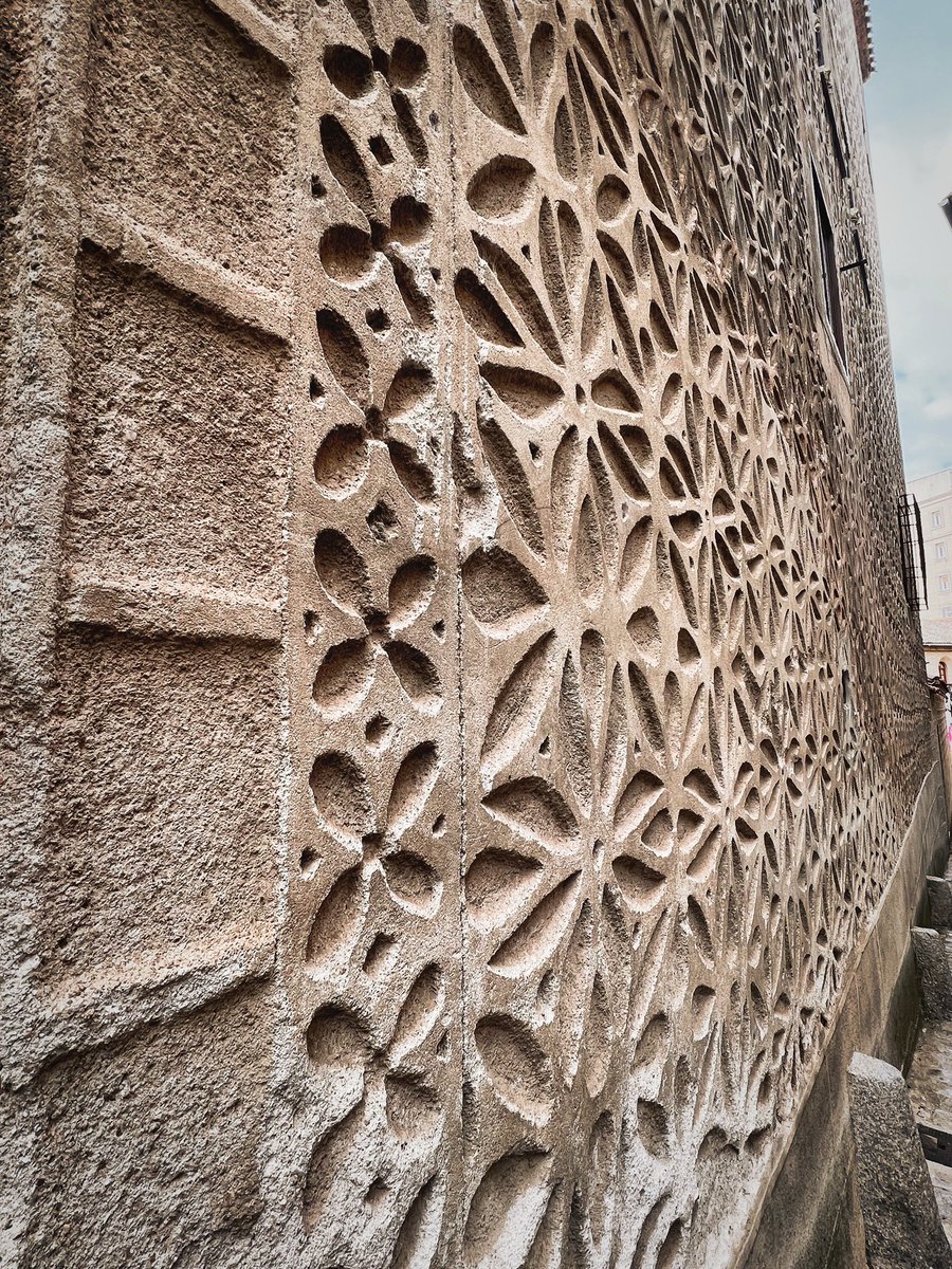 MarikoSpanish's tweet photo. セゴビア🇪🇸の多くの建物の外壁には「エスグラフィアード」と呼ばれる装飾が見られます。

今回の旅で初めて「エスグラフィアード」という言葉を知り、本も購入してさらに興味が増すと、街中でこの装飾ばかり目につくようになりました。コンセプトを言葉で理解することで、物の見方が一気に変わります✨ https://t.co/Vd7rtkRiGI