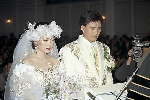 kvibe_yonhap's tweet photo. Top Star Couple #HyunBin and #SonYejin tie the knot today...😍💒👰♀️ Let's look at the #Kdrama stars who became couples in real life!
#ChoiSoojong #HaHeera #JangDonggun #KoSoyoung
https://t.co/NszpXdYFdH https://t.co/Uw9IyWmqc3