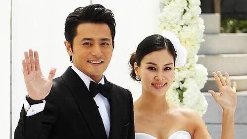 kvibe_yonhap's tweet photo. Top Star Couple #HyunBin and #SonYejin tie the knot today...😍💒👰♀️ Let's look at the #Kdrama stars who became couples in real life!
#ChoiSoojong #HaHeera #JangDonggun #KoSoyoung
https://t.co/NszpXdYFdH https://t.co/Uw9IyWmqc3