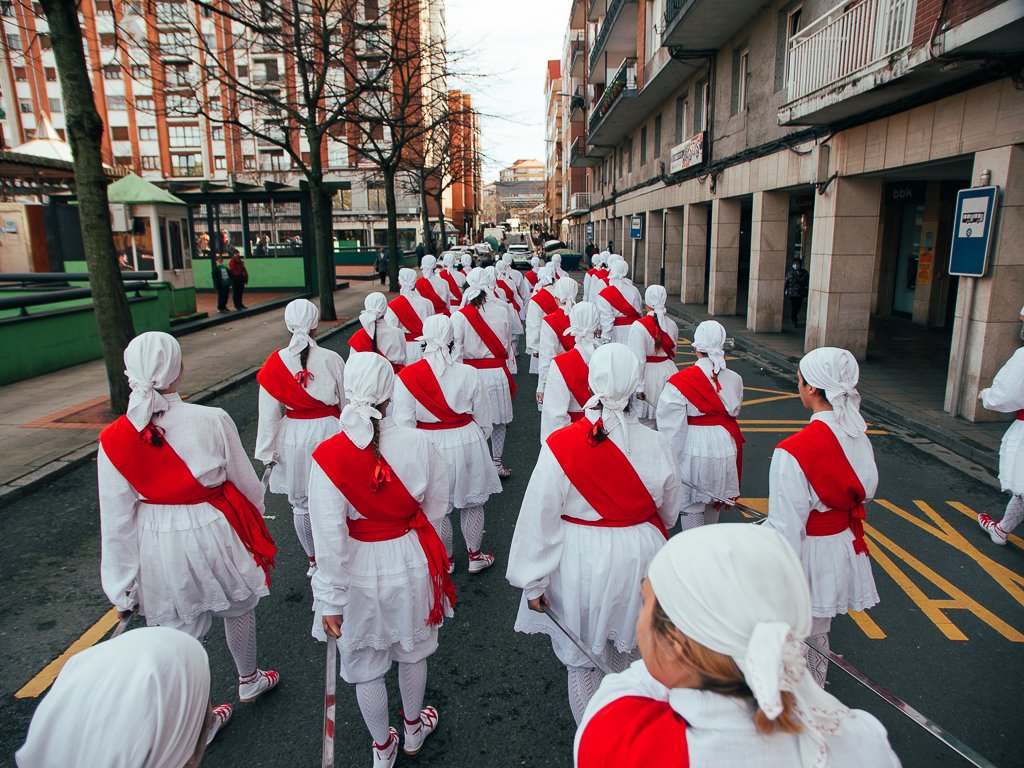 Sestaoko <a href="/euskolorak/">Eusko Lorak</a> taldearen ezpata-dantza ohiko egunera itzuli da. 50 lagun baino gehiago bildu dira eta Juan Mari Beltrani <a href="/soinuenea/">Soinuenea Fundazioa</a> eskaini diote ohorezko domina. 
Kronika: dantzan.eus/kidea/EuskoLor…