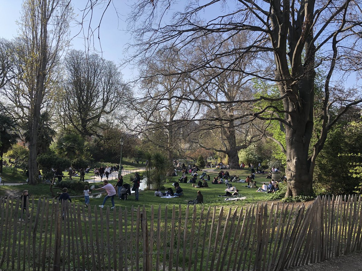 InnovBlue's tweet image. Les squares de Paris au printemps- lieux de vie, de repos, de rencontre, pour manger, lire… quel bonheur #Printemps #paris17 #batignolles