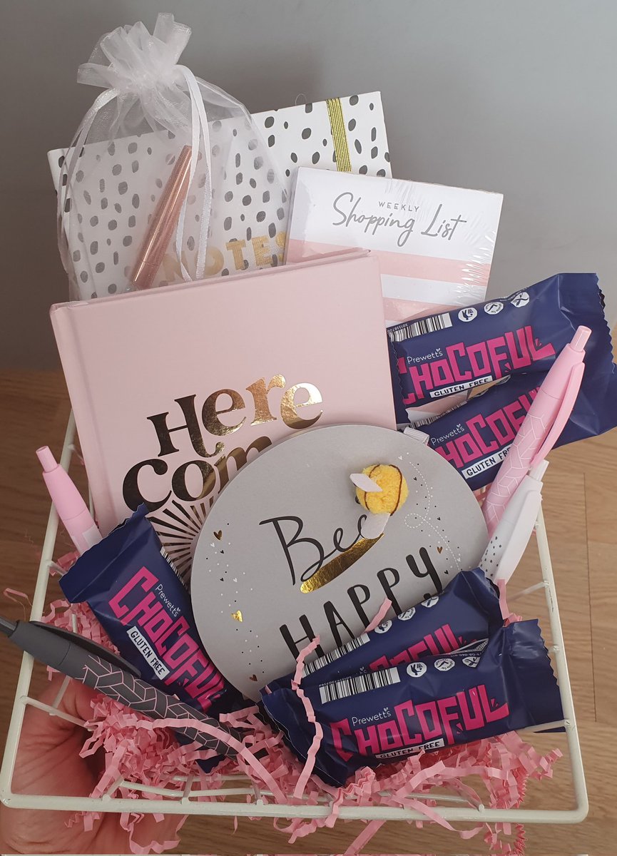 stationeryaunt's tweet photo. Gift hamper for my sister's sister in law (turning 40). Hamper includes lovely stationery items and inspirational quote from @cardfactoryplc.
.
.
#stationeryaunt #bringbackpaper #ilovenotebooks #gifthampers #ilovestationery #stationerygeek #cardfactoryplc https://t.co/bC5x6x5SZz