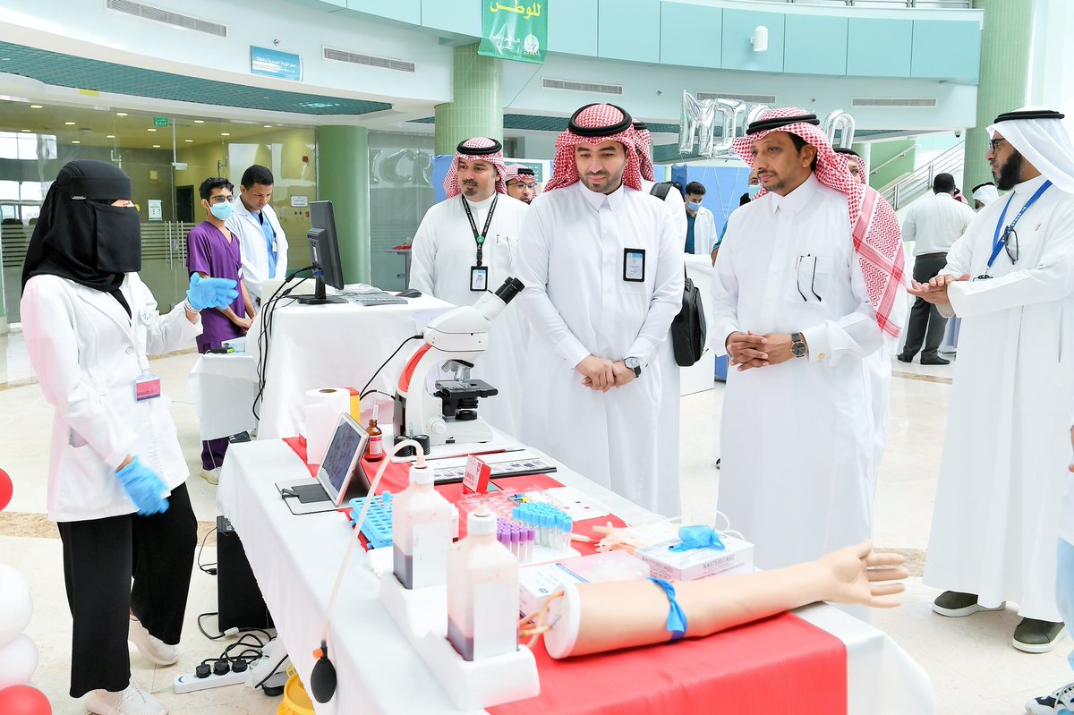 JazanUniversity's tweet photo. #الجامعة_اليوم| تحتفي بـ #اليوم_العالمي_للمختبرات_الطبية في فعالية نفذتها كلية العلوم الطبية التطبيقية برعاية وكيل الجامعة للشؤون الأكاديمية #حسن_إسحاق، وتضمنت: 
• التعريف بقسم تقنية المختبرات الطبية.
• إجراء فحوصات مخبرية.
• ركن للإبداع العلمي والبحثي.
#جامعة_جازان. https://t.co/q9D53Andjr