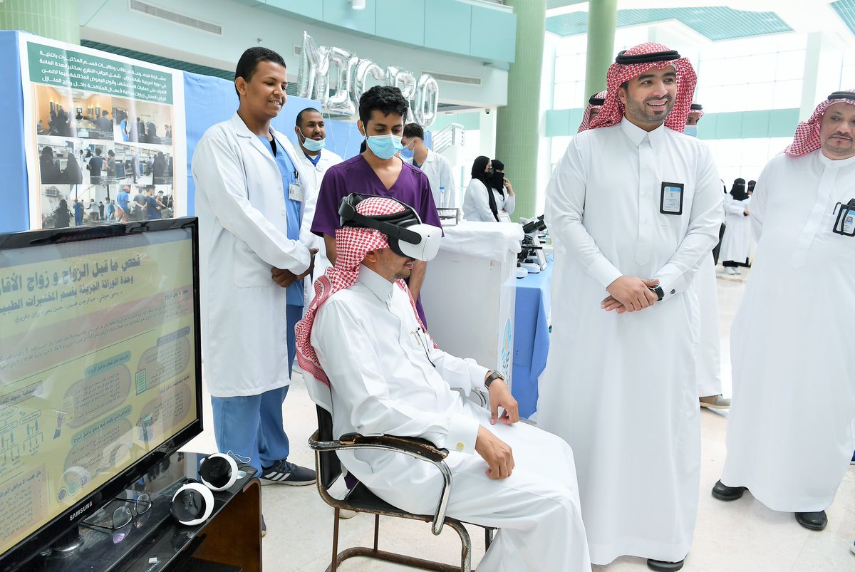 JazanUniversity's tweet photo. #الجامعة_اليوم| تحتفي بـ #اليوم_العالمي_للمختبرات_الطبية في فعالية نفذتها كلية العلوم الطبية التطبيقية برعاية وكيل الجامعة للشؤون الأكاديمية #حسن_إسحاق، وتضمنت: 
• التعريف بقسم تقنية المختبرات الطبية.
• إجراء فحوصات مخبرية.
• ركن للإبداع العلمي والبحثي.
#جامعة_جازان. https://t.co/q9D53Andjr