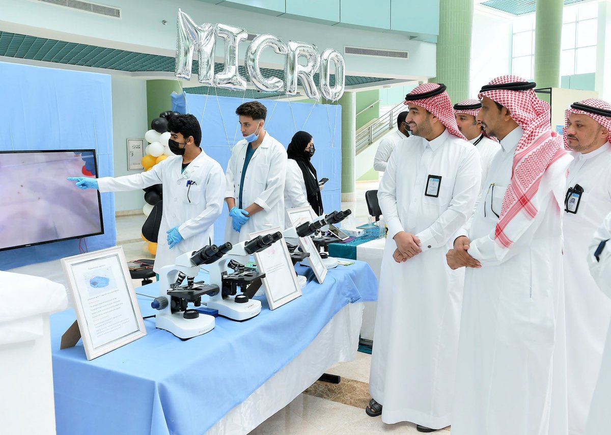 JazanUniversity's tweet photo. #الجامعة_اليوم| تحتفي بـ #اليوم_العالمي_للمختبرات_الطبية في فعالية نفذتها كلية العلوم الطبية التطبيقية برعاية وكيل الجامعة للشؤون الأكاديمية #حسن_إسحاق، وتضمنت: 
• التعريف بقسم تقنية المختبرات الطبية.
• إجراء فحوصات مخبرية.
• ركن للإبداع العلمي والبحثي.
#جامعة_جازان. https://t.co/q9D53Andjr