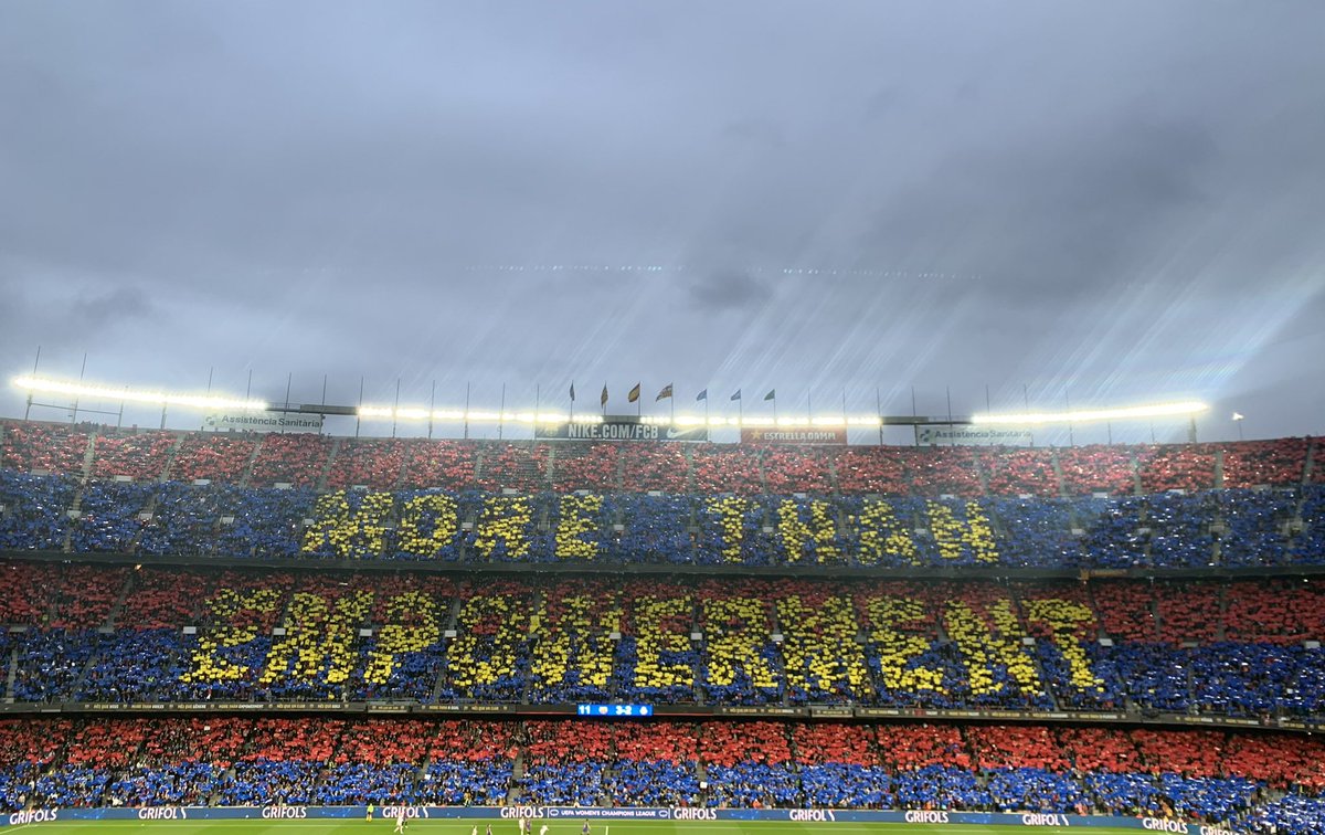 JIMacia's tweet image. 💙♥️Dia històric pel @FCBfemeni i doblement feliç per mi: he saludat l’equip femení de la UE Vilanovenca, del meu poble, Vilanova de Bellpuig, i m’han obsequiat amb una samarreta signada per totes elles que guardaré com un tresor. De jove l’havia portat i ara la porto al cor ♥️🤍