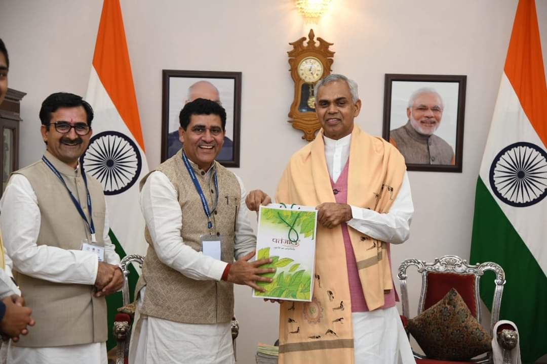 गुजरात के राज्यपाल महामहिम आचार्य देवव्रत जी, से हरियाणा योग आयोग के चैयरमैन आदरणीय डॉक्टर जयदीप आर्य जी के साथ, राजभवन गांधीनगर गुजरात में मुलाकात,
श्रद्धेय महामहिम विषमुक्त खेती के लिए महा अभियान चला रहे है, गांव - गांव जाकर किसानों को जागृत कर रहें है, <a href="/swabhimani1/">Shifted to @drjaideeparya</a> <a href="/Sachin_YB/">Sachin YB</a>