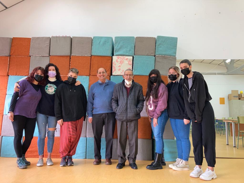 PorPuente's tweet photo. Ayer tuvimos la suerte de entrevistar a Paco Buitrago y Antonio Romo, párrocos de Puente Ladrillo, iniciaron los primeros movimientos en el Barrio. Son una gran fuente de inspiración para nosotros
#FSE_AulaEmpresaCyL
#PuenteLadrillo #IESFernandodeRojas
#AnimacionSociocultural https://t.co/FUTs1sskAH