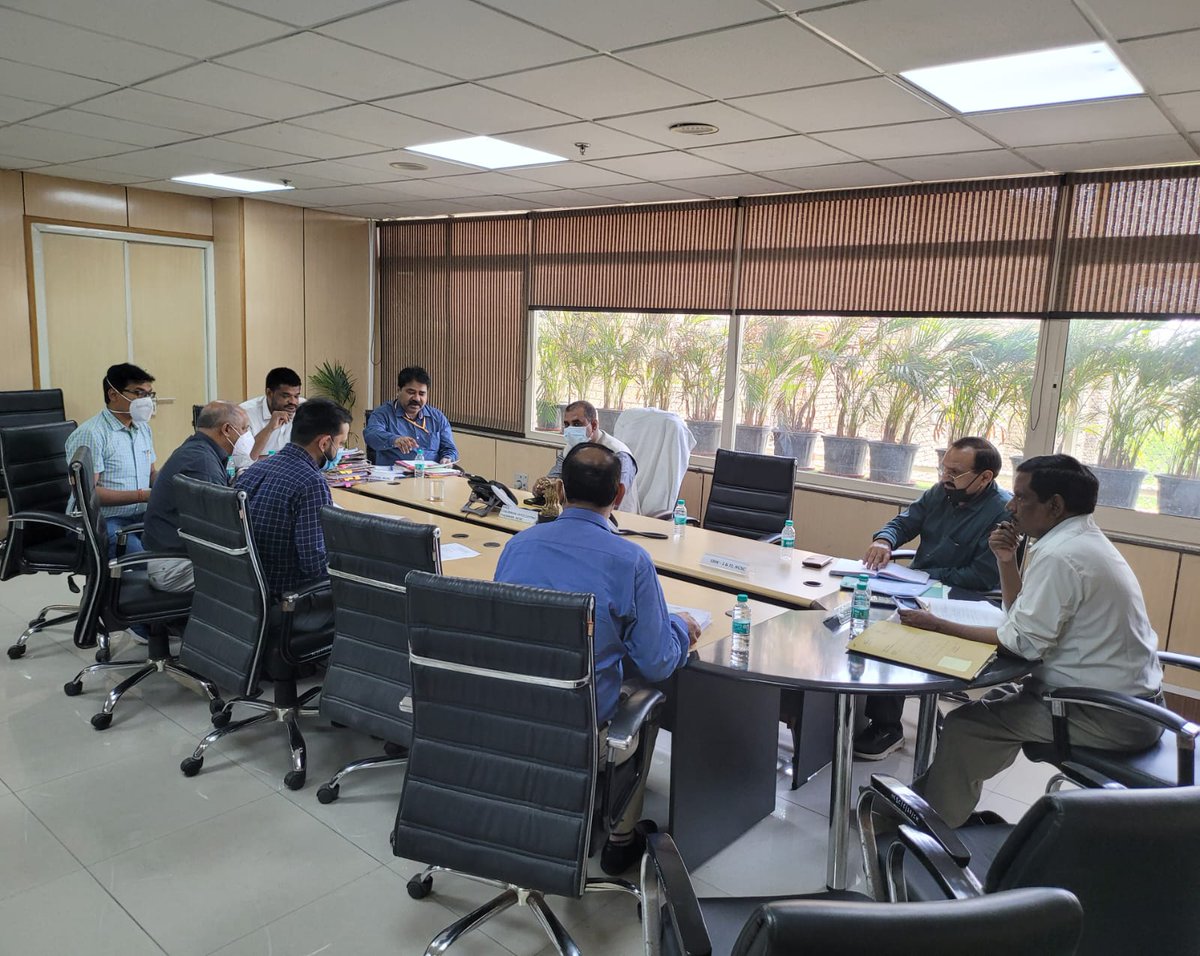 NCSC_GoI's tweet photo. राष्ट्रीय अनुसूचित जाति आयोग भारत सरकार के माननीय उपाध्यक्ष श्री अरुण हालदार जी ने आयोग के नई दिल्ली कार्यालय पर आये हुए व्यक्तियों की शिकायतों पर सुनवाई करते हुए त्वरित एवं न्यायपूर्ण निस्तारण हेतु सम्बन्धित अधिकारियों को आदेशित किया। #NCSC #article338 #ArunHalder #hearing https://t.co/a0vZOBbL7f