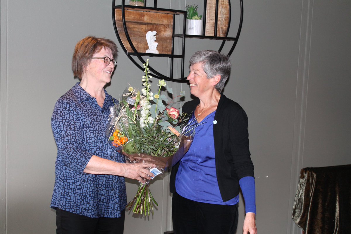 bvdlende's tweet photo. Lies Rutten, de nieuwe belangenbehartiger voor Alzheimer DWO in Pijnacker-Nootdorp, overhandigde bloemen tijdens de afscheidsreceptie aan Ada van Bergen die tot Lid van Verdienste werd benoemd. https://t.co/rpP2nMvdsN