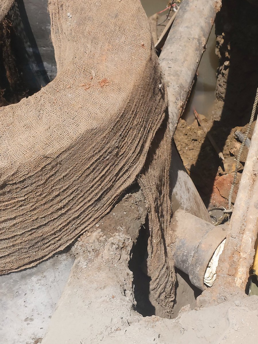 pindharaf's tweet photo. @ShelarAshish ji, @mybmc @mybmcWardHW drinking water pipeline n toilet drainage pipes r passing jointly,tomorrow it can lead to cross contamination n health hazard,irresponsible n wrong planning by engineer, coz of slum area I think,Khar danda,Opp bmc school, @MhatreViru https://t.co/WrL5O549DU