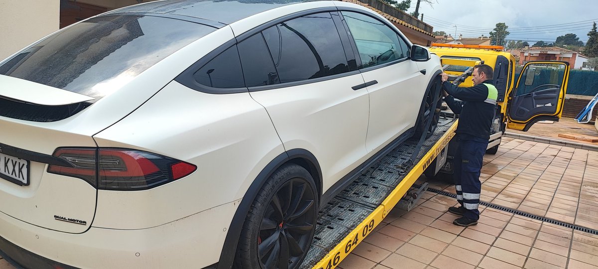 Juanmaduna's tweet photo. Ayer se murió la batería de mi Tesla model X 2019, grúa y al SC Barcelona, llegó allí y me dicen que no hay loaner ni coche de alquiler 😡 No lo veo muy normal...@jorgemilburn @ClubTeslaES @TeslaParaTodos https://t.co/7H4ZoIJ90j