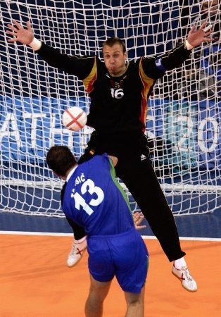 Yo intentando frenar lo rápido que va 2022.

🤾‍♂️ <a href="/RFEBalonmano/">RFEBalonmano</a>