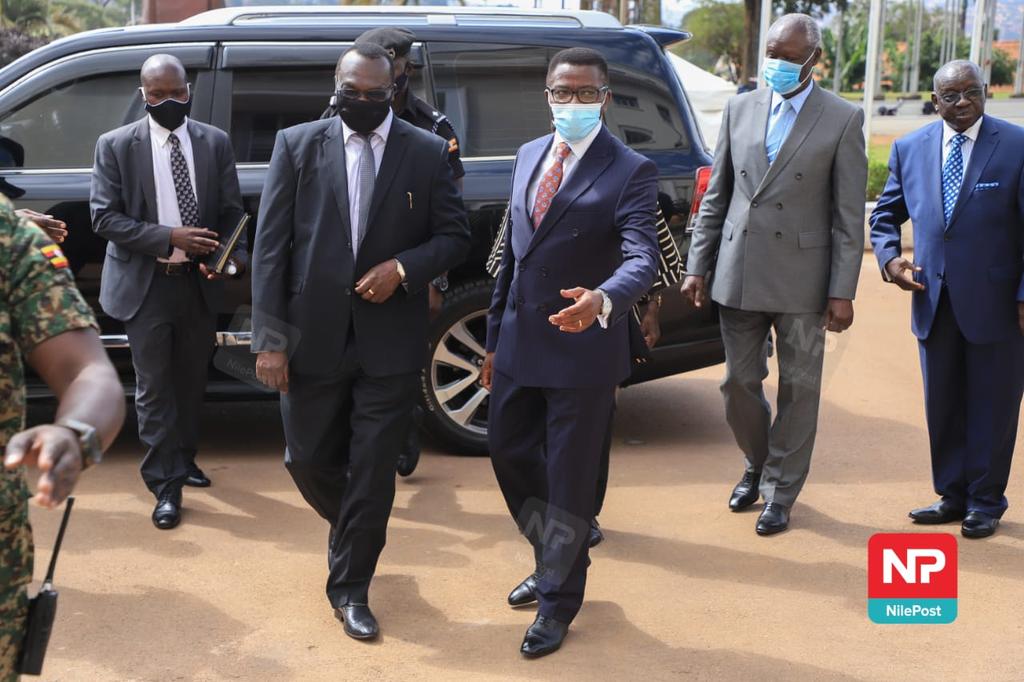 Fireliglntfi's tweet photo. Chief Justice Alfonse Owiny-Dollo has arrived at the Buganda Kingdom headquarters in Mengo, where he is expected to officially apologize for the remarks he made during the vigil of the late Speaker Jacob Oulanyah. 

📷: @francis_isano 

#NBSUpdates https://t.co/Fh1P5RX1uV
