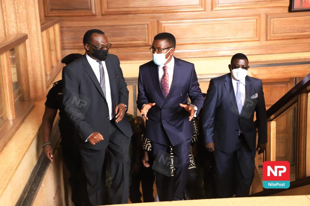 Fireliglntfi's tweet photo. Chief Justice Alfonse Owiny-Dollo has arrived at the Buganda Kingdom headquarters in Mengo, where he is expected to officially apologize for the remarks he made during the vigil of the late Speaker Jacob Oulanyah. 

📷: @francis_isano 

#NBSUpdates https://t.co/Fh1P5RX1uV