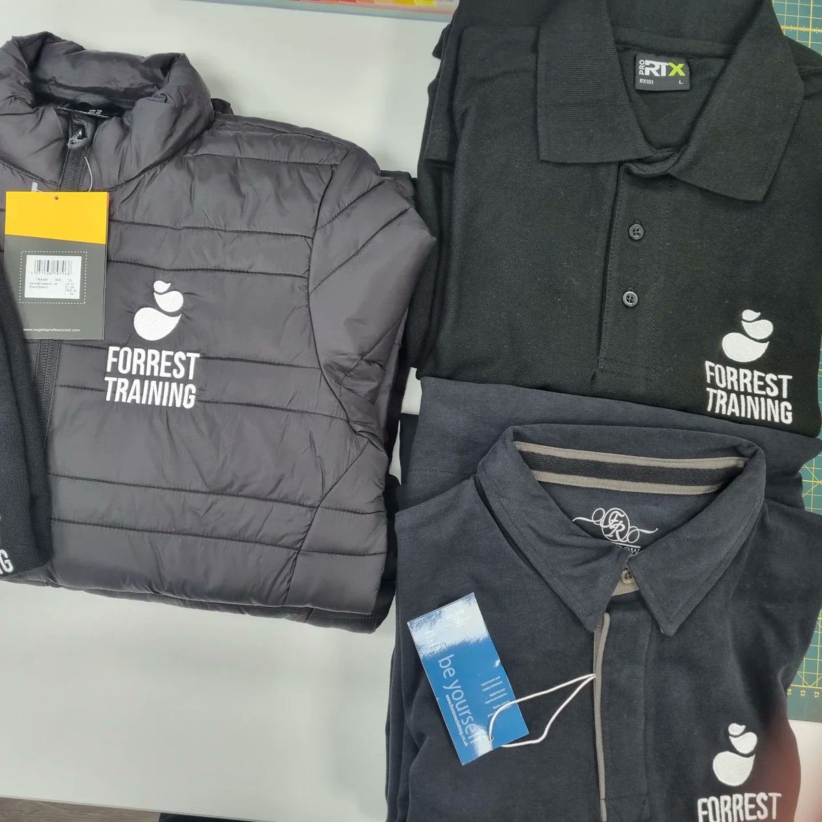 Embroidered polo shirts, rugby style tops and jackets for the team at @forresttraining 

Thanks for using us again ♥️

#embroidery #forresttraining #firstaid #trainingcoursesaberdeen #familyrun #mentalhealthcourses #rugbystyletops #poloshirts