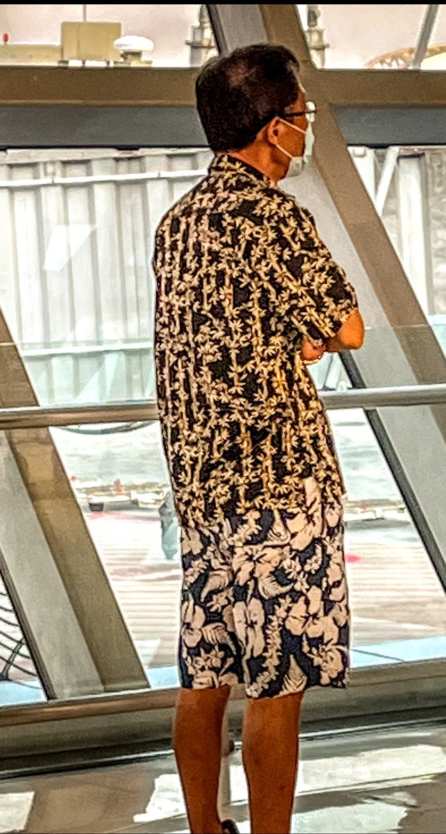 richardgreenla's tweet photo. As seen in the Bangkok airport at 7 am this morning. If cloths make the man don’t be this guy!
#richardgreenla #illgrammers #moodygrams #photographer #photographyy #ig_mood #electric_shotz #vibegramz #streets_vision #all2epic #cityunit #ourstreetdays #cloths https://t.co/sk5veULCFe