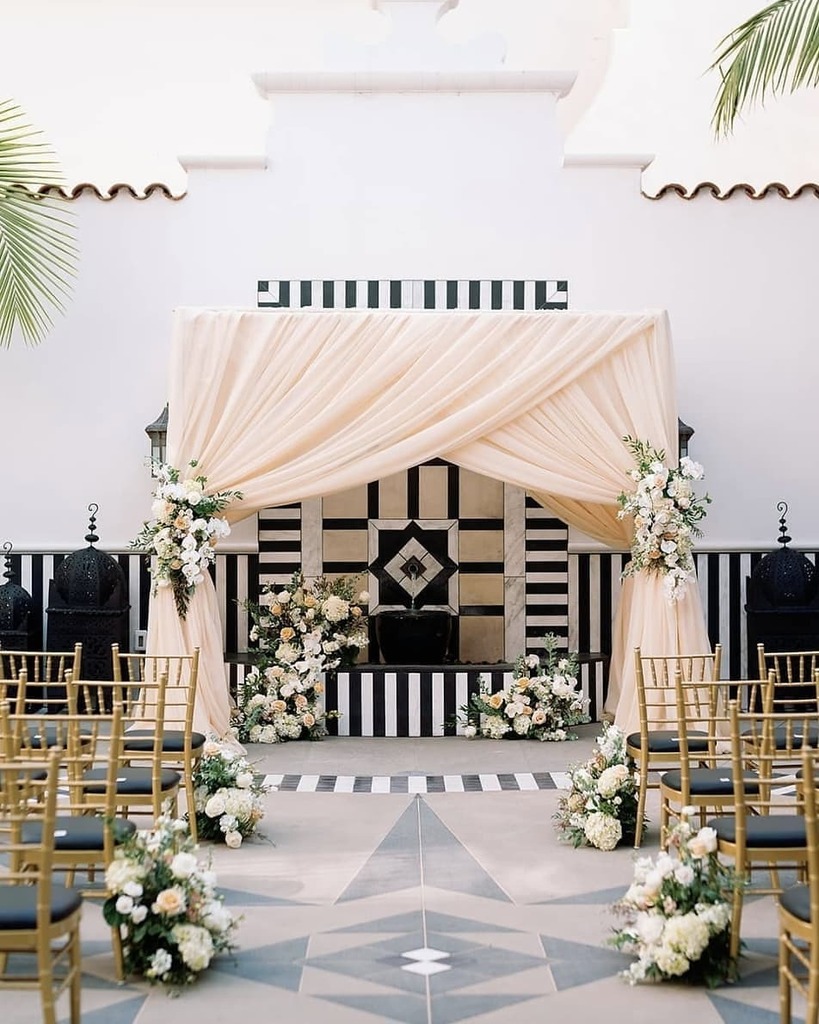 luxuryxweddings's tweet photo. A pop of pattern for this ceremony from @burlapandbordeaux!
​
​Design, Planning &amp; Floral: @burlapandbordeaux
Dance Floor: rcddancefloors
Rentals: @amigopartyrentals
Custom Chargers: @lolavalentinadesigns
Linen &amp; Drapery: @dreamsamerica
Signage: @luckie.design.co
Lighting: @anianimates… https://t.co/L9dqgpXHpD