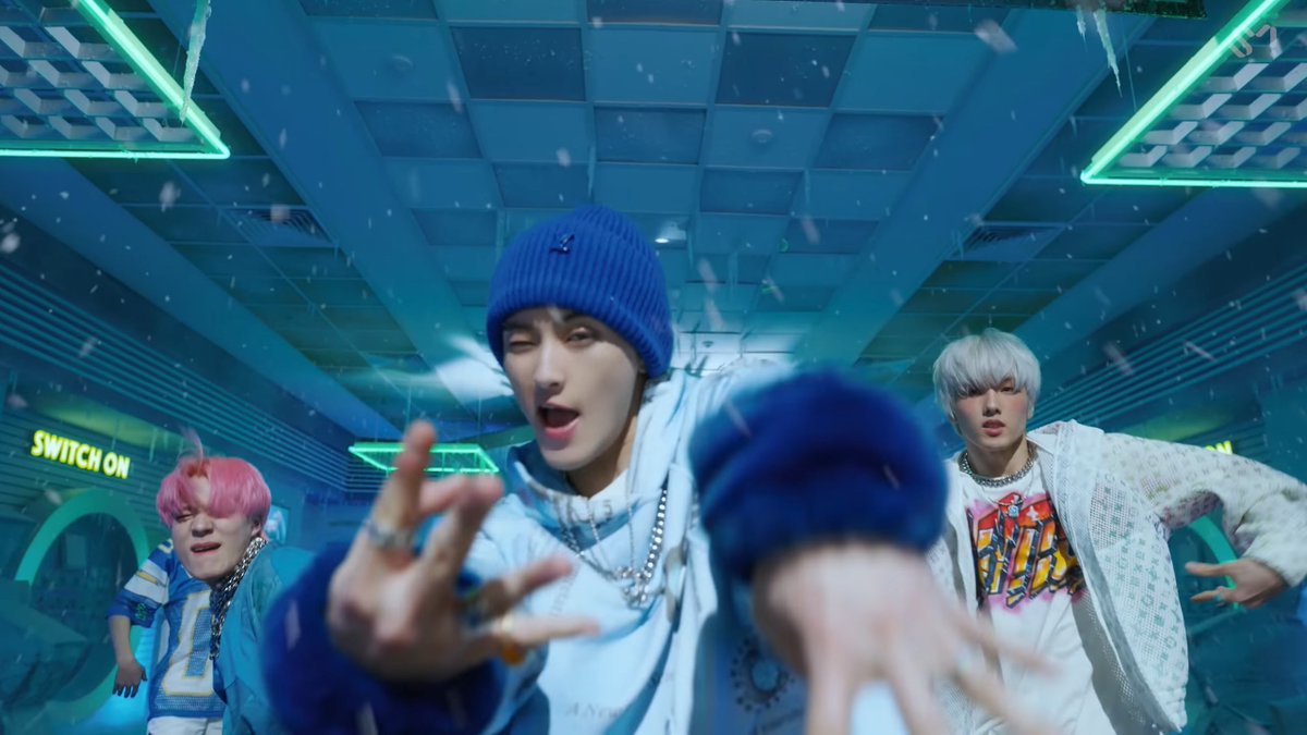 marklee_pics's tweet photo. #마크  #MARKLEE  in NCT DREAM 엔시티 드림 '버퍼링 (Glitch Mode)' MV
🥶🥶🥶 https://t.co/MrUUjJOWYD