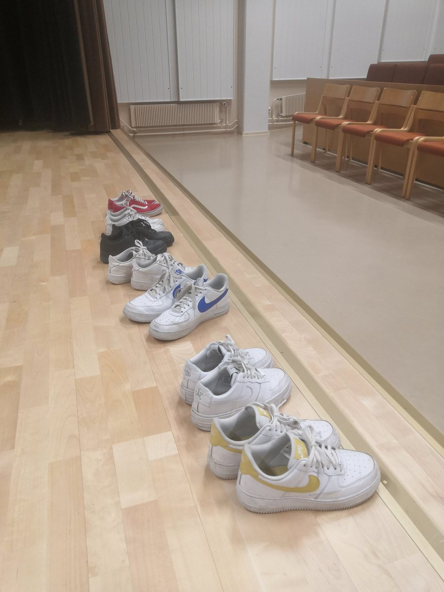 Yhen kasiluokan luokan tyttöjen kengät. Meillä oli takatukat ja pillifarkut, nää käyttää rahaa yhtenäisyyteen.. onneks joukossa aina yks erilainen. #nike #airforce1