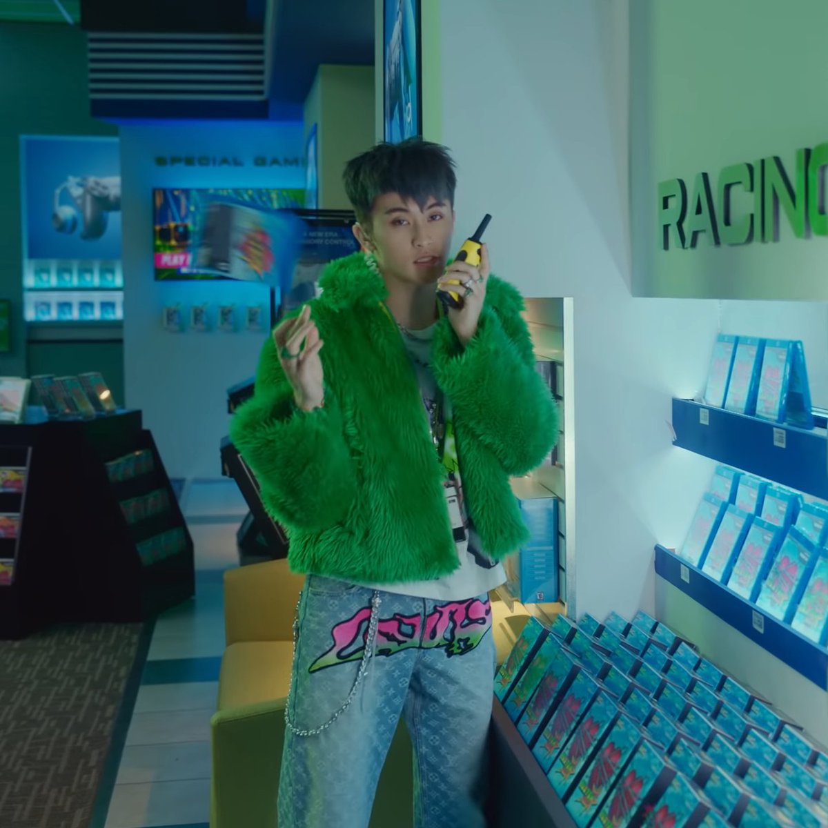 marklee_pics's tweet photo. #마크  #MARKLEE  in NCT DREAM 엔시티 드림 '버퍼링 (Glitch Mode)' MV
💚The fur jacket looks so comfortable... https://t.co/iuaXTIu4cS