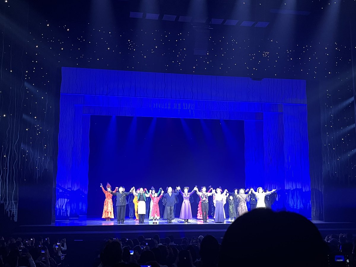 oyasuminaSAE_m's tweet photo. #メリーポピンズ 観劇。
なんてファンタジックな世界なのでしょう。
子供たちだけはなく
家族が成長して一つになるようにと
愛ある魔法をかけるメリーポピンズの人間性に惚れました。
豪華なセットに素晴らしいお芝居や歌声、
大満足でございます🎉

めぐさんが凄く可愛かったです♡

#観劇メリポピ 🌂 https://t.co/cQUNKeHFQV