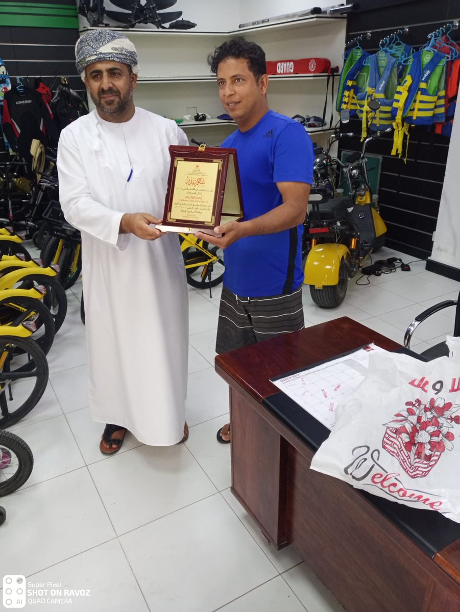 EduGovMct1115's tweet photo. قدم ا. محمد بن عديم الجابري مدير المدرسة هدية بسيطة للفاضل أيمن الرحبي من شركة TopWater_Tales_WaterSports لتعاونه الدائم مع المدرسة من خلال تقديمه رحلات بحرية تحفيزية لطلبة المدرسة  المتميزيين خلال العام الدراسي ٢٠٢١-٢٠٢٢ 

#سلطنة_عمان
#فعاليات_تعليميه_مسقط
#السيفة
#مسقط https://t.co/xxDcvUaaw9
