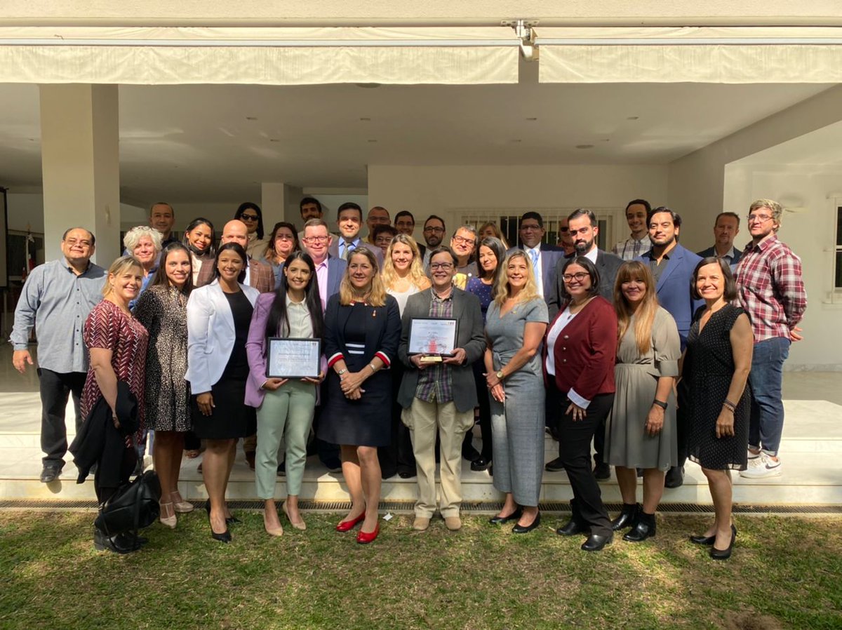 Felicitaciones a <a href="/MariannaRomeroM/">Marianna A. Romero M</a> y @JoDElia6 por el merecido reconocimiento que reciben de <a href="/EmbCanVenezuela/">Canadá en Venezuela</a> por su trayectoria en defensa de los derechos humanos. Resaltando el compromiso de <a href="/CDHUCV/">Centro para la Paz y los DDHH UCV</a> en promover está iniciativa. #hablemosdeddhh