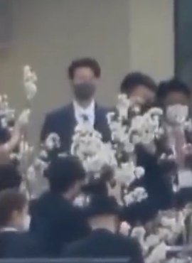 HANYUNJAES's tweet photo. THAT DUDE HAS SUCH A TALL FACE WHY WOULD YOU THINK HES GONG YOO 😭 WHEN GONG YOO WEARS A MASK IT EATS UP ALMOST HIS WHOLE FACE AAAA
THIS DUDE IS LITERALLY JUST A FLOWER BOY https://t.co/62FiDFbAQN