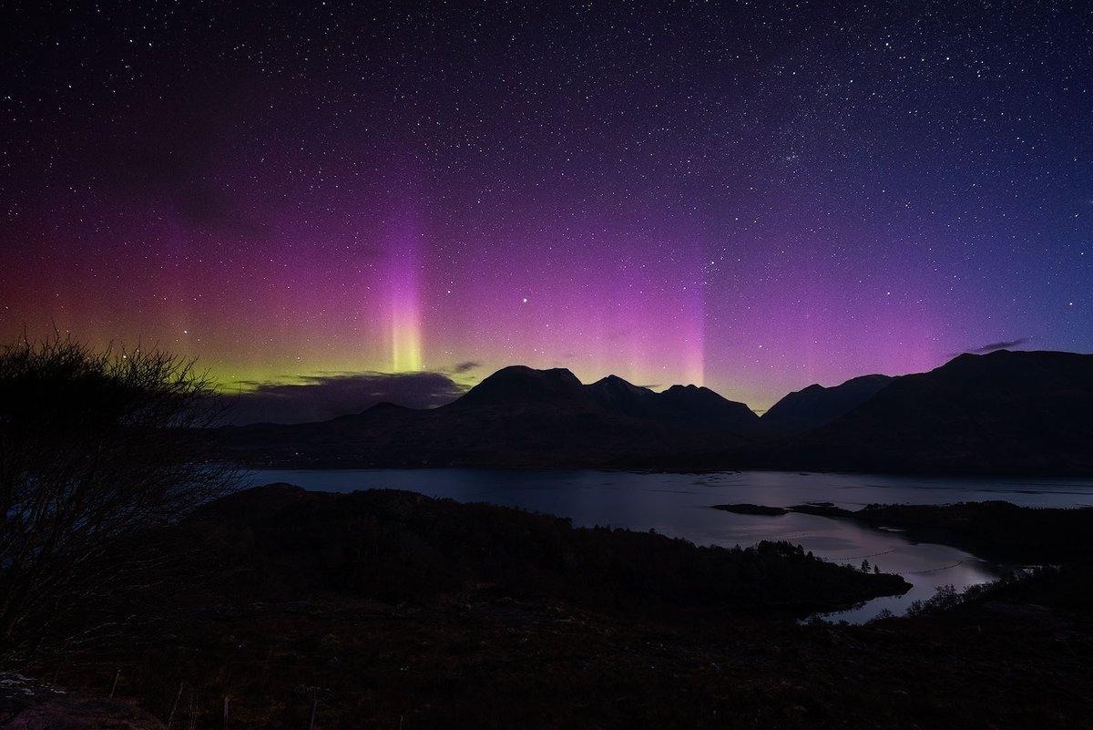 sbose33's tweet photo. Midnight wake-up, 50 minute drive, 2 hour wait, and it was all worth it! Northern lights over Torridon in the early hours of this morning!

#AuroraBorealis #NorthernLights #scotland #aurora @VisitScotland https://t.co/6QUg7arVyt