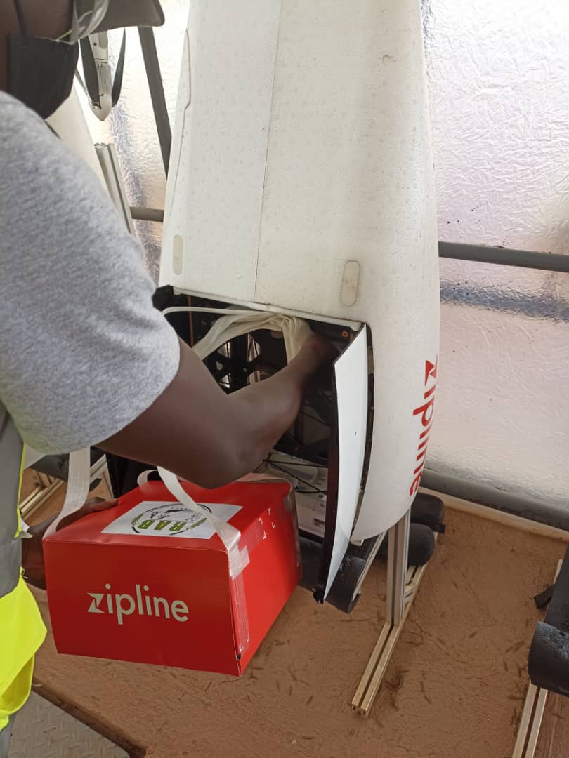 RwandaAgriBoard's tweet photo. Ku bufatanye na @ZiplineRwanda , RAB yatangiye igerageza ryo kohereza inkingo z'amatungo kuri site amatungo akigirirwaho hifashishijwe drones. https://t.co/FL44Wdxa1G