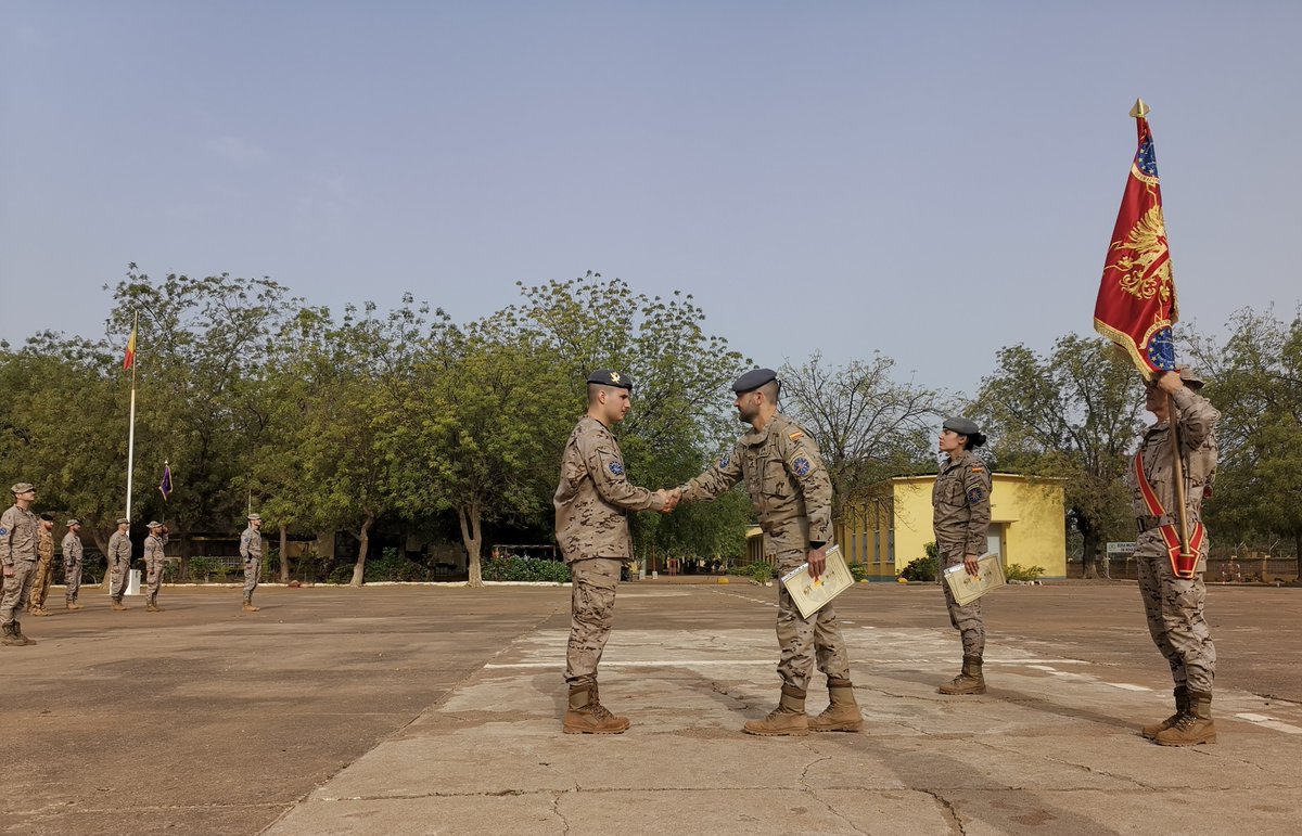 EMADmde's tweet photo. La Unidad de Proteccion🇪🇸 en @eutmmali1
🇪🇺 cumple el Art 75 de las Reales Ordenanzas:
"Reconocerá y premiará a los subordinados..." 👉 Nombramiento del 'soldado ejemplar', orgullo de todos sus compañeros y aliados en la unidad.
@EjercitoTierra 
@ObranaTweetuje 
#MOPS https://t.co/oEmuTNEpQo