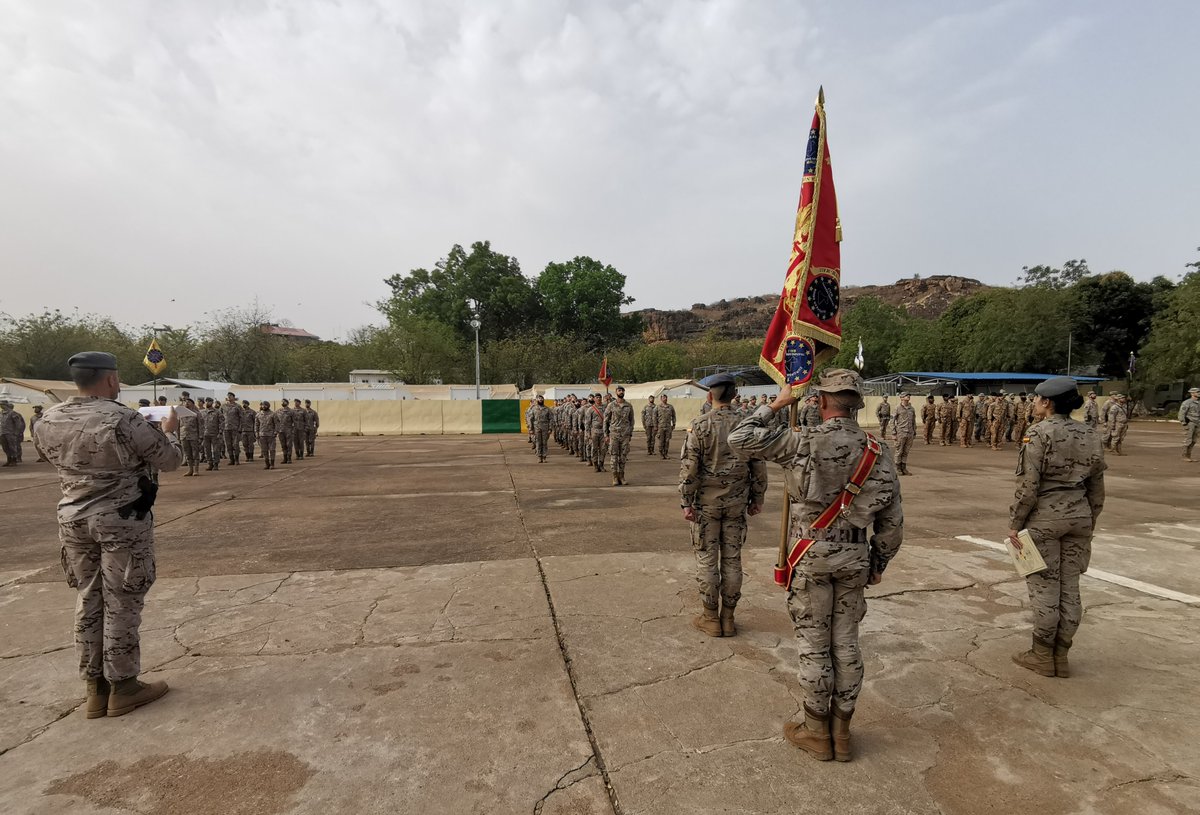 EMADmde's tweet photo. La Unidad de Proteccion🇪🇸 en @eutmmali1
🇪🇺 cumple el Art 75 de las Reales Ordenanzas:
"Reconocerá y premiará a los subordinados..." 👉 Nombramiento del 'soldado ejemplar', orgullo de todos sus compañeros y aliados en la unidad.
@EjercitoTierra 
@ObranaTweetuje 
#MOPS https://t.co/oEmuTNEpQo