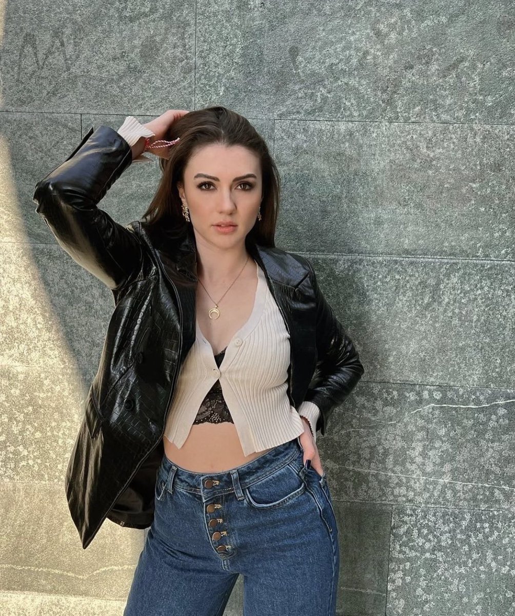 Aşk Mantık İntikam ile ekranda yer alan Burcu Özberke giden teklifler  arasında bir film projesine sıcak baktığını duydum… 📌 burcuözberk