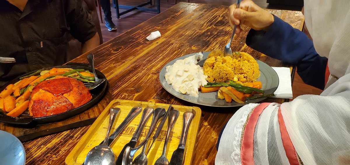imnasimahmedd's tweet photo. Lunch With My Family 🥰

#lunch #family #food #onlyfans #imnasimahmedd https://t.co/DodV76cQKA