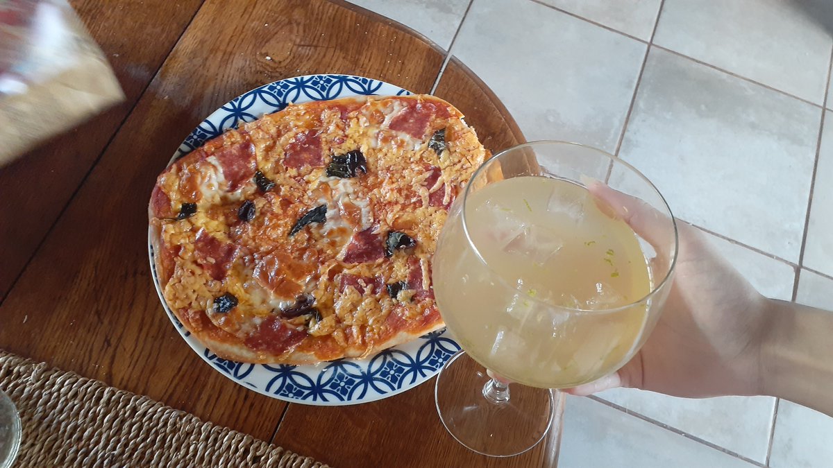 NikkiPatelchip's tweet photo. We ate some delicious homemade pizza 🍕 and ginger beer 🍸for my brother and sister's birthday 🎂! #pizza #gingerbeer #food #lunch #delicious #yum #italian #italy #homemade #birthday https://t.co/Ppz0XAwUmx
