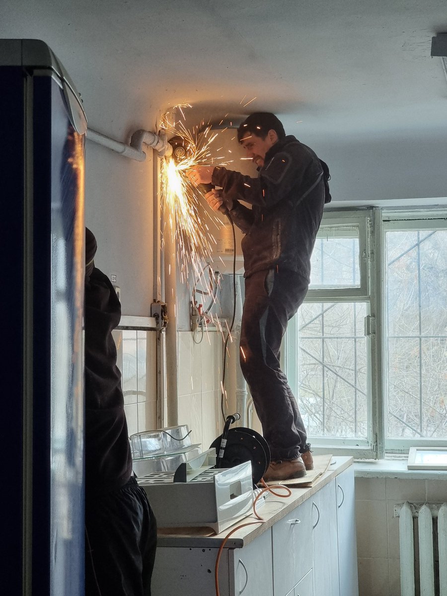 OlegKucherenko's tweet image. Вже тиждень волонтерю разом з другом у Івано-Франківську на реновації старого університетського гуртожитку на 80 кімнат (прокладаю нову електрику) - для переселенців із місць активних бойових дій. Хто має змогу допомогти руками, чи копійкою - долучайтесь!
instagram.com/stories/olegku…