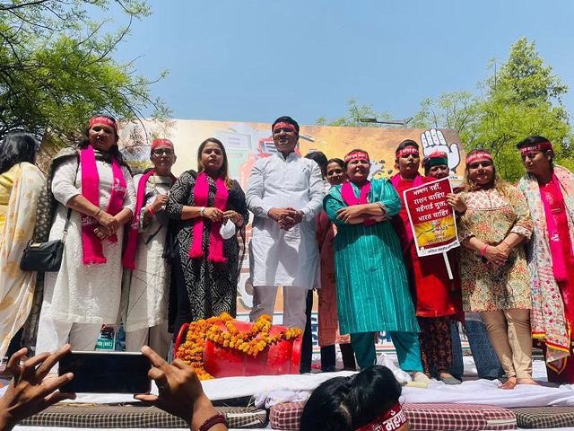 OfficeofAmrita's tweet photo. कब घटेगी महंगाई,
देश म��ंग रहा है ज़वाब!

@MahilaCongress अध्यक्षा @dnetta जी, @INCDelhi अध्यक्ष @Ch_AnilKumarINC जी और @DelhiPMC अध्यक्षा @AmritaDhawan1 जी ने अनेकों महिला कांग्रेस साथियों के साथ जनहित के लिए जंतर मंतर में किया महंगाई के खिलाफ विरोध प्रदर्शन।

#MehengaiMuktBharat https://t.co/7hrmFa6TU9