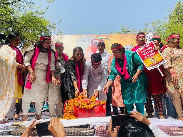 OfficeofAmrita's tweet photo. कब घटेगी महंगाई,
देश म��ंग रहा है ज़वाब!

@MahilaCongress अध्यक्षा @dnetta जी, @INCDelhi अध्यक्ष @Ch_AnilKumarINC जी और @DelhiPMC अध्यक्षा @AmritaDhawan1 जी ने अनेकों महिला कांग्रेस साथियों के साथ जनहित के लिए जंतर मंतर में किया महंगाई के खिलाफ विरोध प्रदर्शन।

#MehengaiMuktBharat https://t.co/7hrmFa6TU9