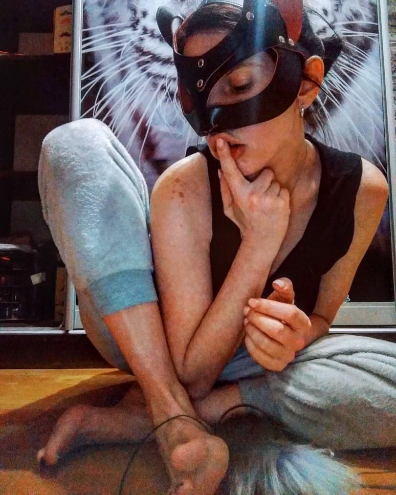 DemianaOlga's tweet photo. Im a Kitty  
@feetparade 
#hateshoes #fredoomforfeet 
#dirtyfeetdontcare #dirtyfeetgirls #dirtyfeetforlife #dirtysolesgirl #dirtyfeet ,#barefooting👣 #barefooter #barefeetnation #feetgirl #feet👣 #feetaddicted #footfetısh #footslave #footfetishgirl
#leatherfeet #barefooting👣 https://t.co/0nJhbFn3PL