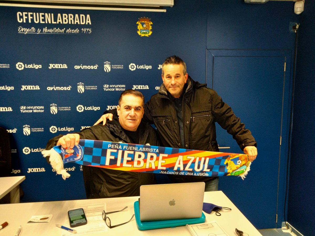Fiebre Azul animando al equipo. 
#fiebreazulfuenla