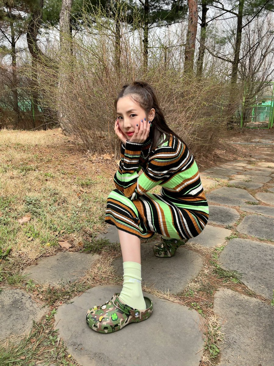 krungy21's tweet photo. 일년 내내 모든 룩에 찰떡같이 매치 가능한 크록스의 클래식 클로그~!!!😍😍 크록스 삭스와 지비츠™ 참 퍼스널라이제이션 으로 나만의 OOTD 완성~!!! 
이 세상에 단 하나뿐인 내꺼~!!!💛 Make your own personalized Crocs with cute Jibbitz™ Charms and Crocs Socks!!! https://t.co/8eCoAJbnzt