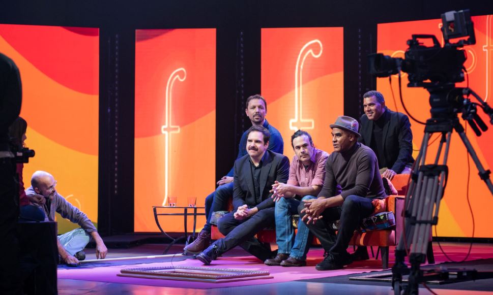 aragontv's tweet photo. Será un programa de altura. 😮
Hoy en #ColofoniaATV recibimos a @De_CarneyHueso, un colectivo de músicos que cuenta con mucho terreno recorrido, muchos ritmos, muchos países y culturas que influyen en su música.🎶
🕙 22:05h
📝 https://t.co/twJSFoiN7P https://t.co/2VEYuCjlKa