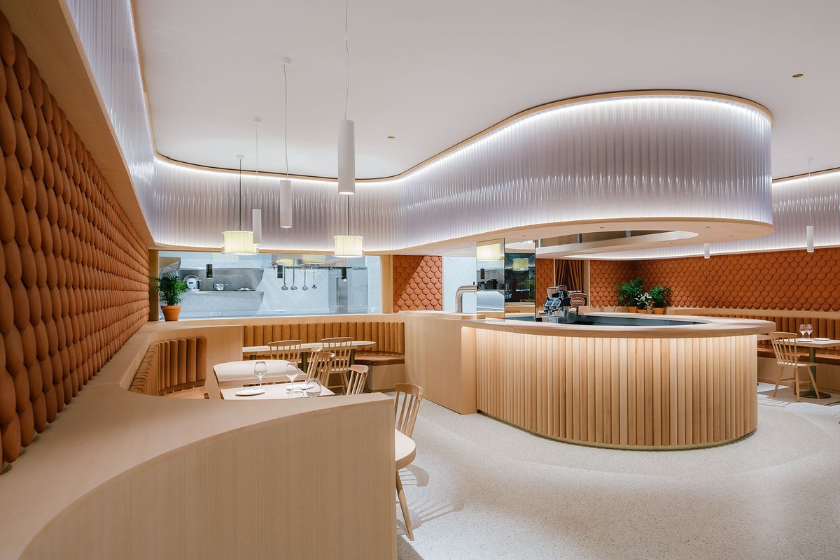 Hispalyt's tweet photo. Este #restaurante rehabilitado con vistas al mar es obra del estudio ZOOCO DESIGN que empleando #tejacerámica de @TejasBorja  proyecta una #construcción con una geometría curva haciendo referencia al oleaje.
📸Imagen Subliminal
#juevesdearquitectura #PremiosArquitecturaHispalyt https://t.co/owC9MTgwHI