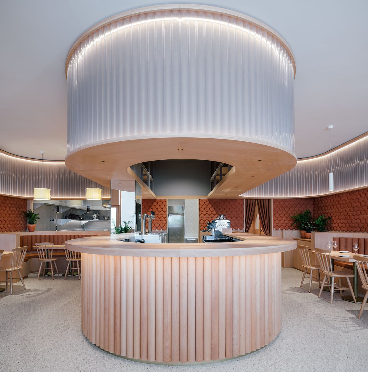 Hispalyt's tweet photo. Este #restaurante rehabilitado con vistas al mar es obra del estudio ZOOCO DESIGN que empleando #tejacerámica de @TejasBorja  proyecta una #construcción con una geometría curva haciendo referencia al oleaje.
📸Imagen Subliminal
#juevesdearquitectura #PremiosArquitecturaHispalyt https://t.co/owC9MTgwHI