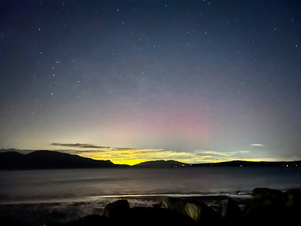Shadiab12's tweet photo. Missed the light show in Anacortes. Caught a little bit of color though! #wawx #NorthernLights #AuroraBorealis https://t.co/lD6xsY8foc