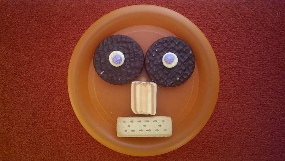 BeckGra's tweet photo. Ah, the innocent pleasures of arranging biscuits into a face! Some people say I have too much time on my hands..
#biscuits #face #faces #biscuitface #memories #Hull #variety #figroll #icedgems #chocolatedigestives #shortbreadfingers https://t.co/IFQwz7EMuu