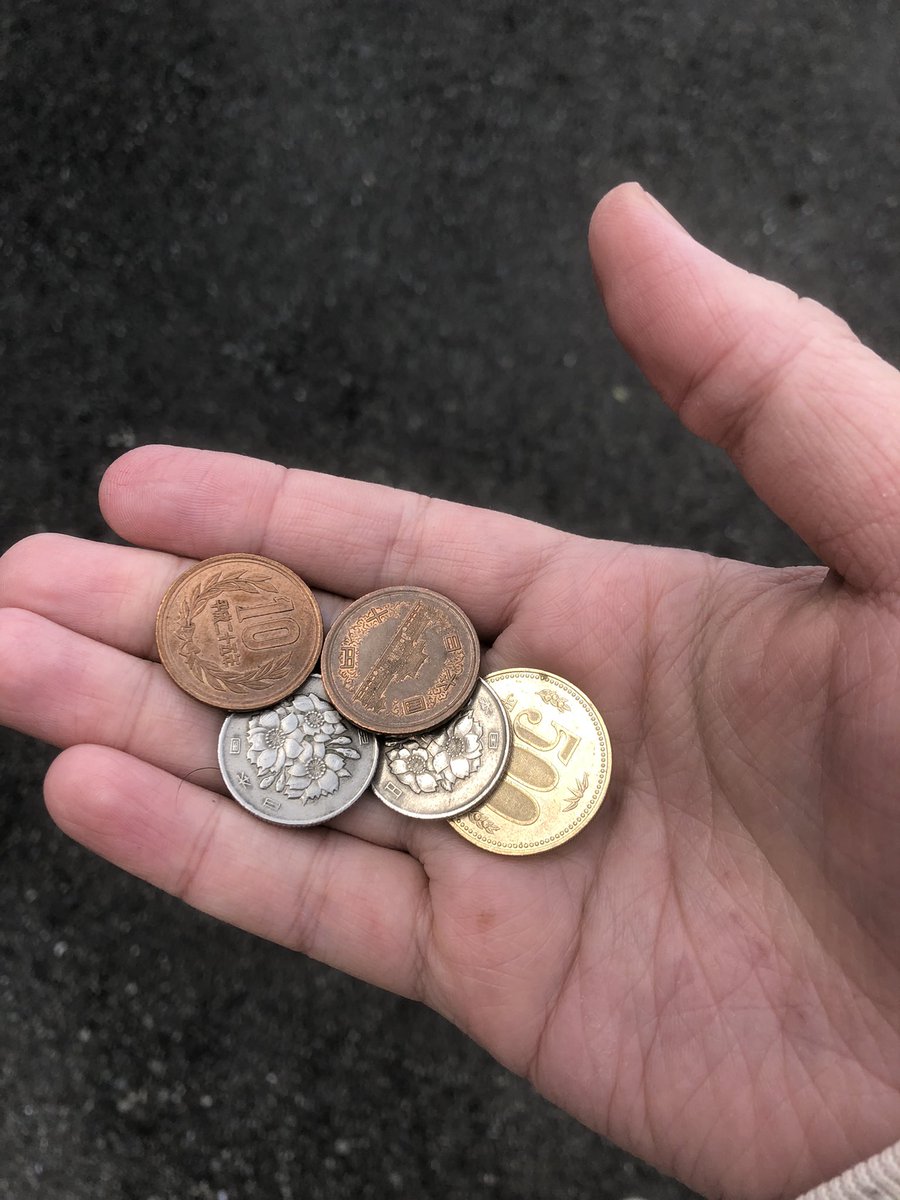 nikul20180518's tweet photo. 昭和レトロな腰の曲がってるおばあちゃんがやってる喫茶店に行って1180円。
安っ！と思いながら2000円渡しました。
全てにおいて誰も何も文句を言えない雰囲気好きです笑

#喫茶店　#お釣り間違い　#ほっこりする https://t.co/hgnDwnrGxZ